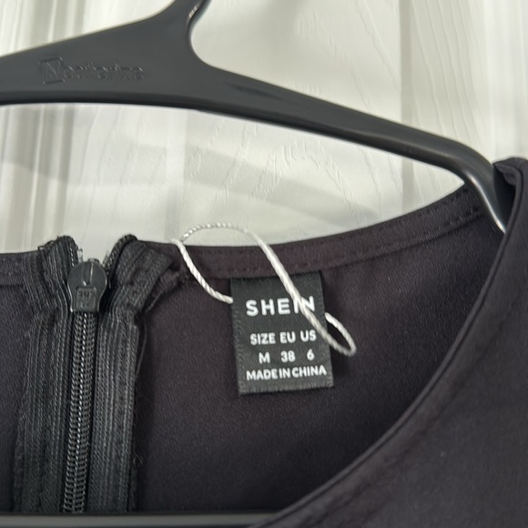 Elegant Black Sleeveless Dress - Picture 2 of 4